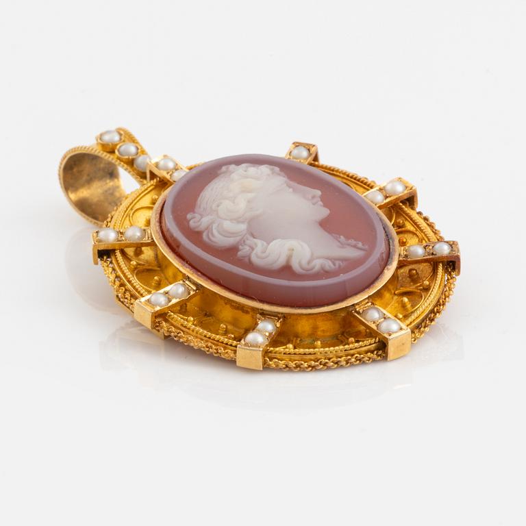 An 18K gold and hardstone cameo pendant/brooch set with pearls.