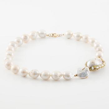 Necklace, with cultured pearls.