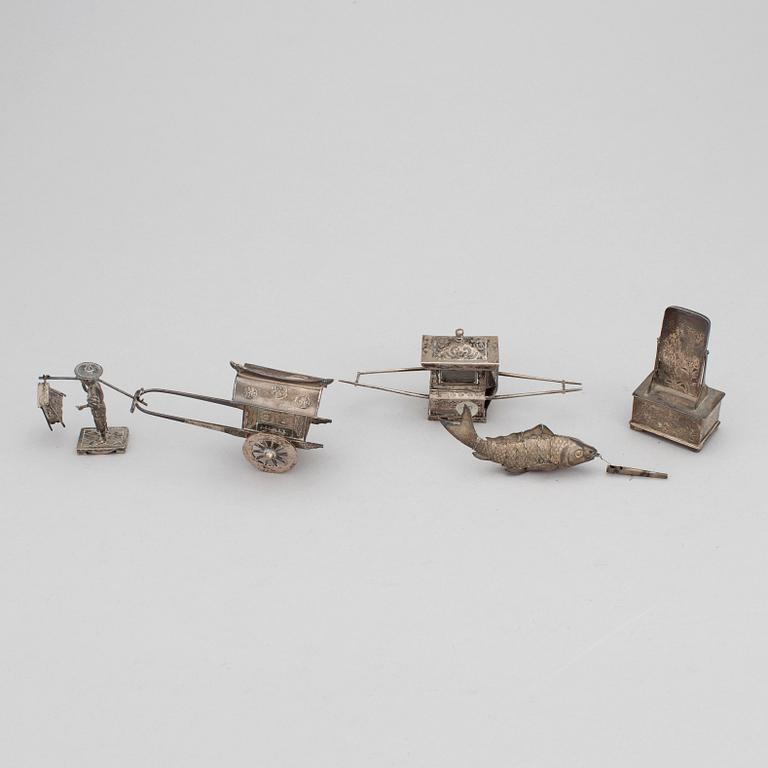 MINIATYRER, fem stycken, silver. Japan, tidigt 1900-tal.