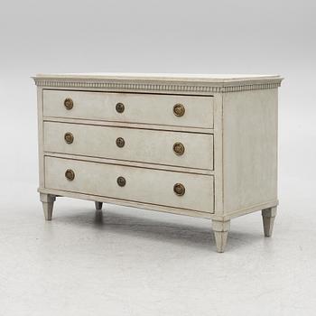A chest of drawers, 19th century.