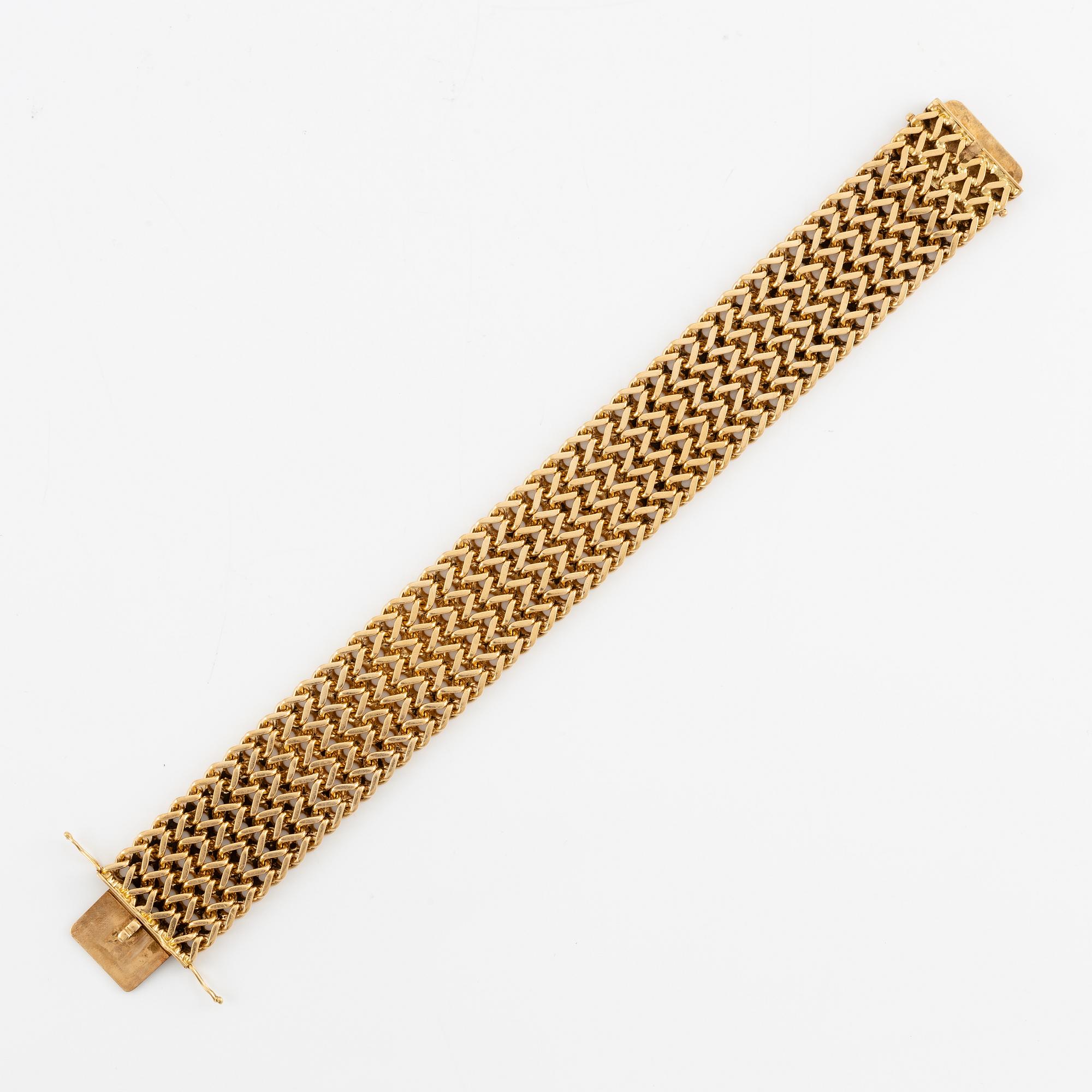 A bracelet in 18K gold.