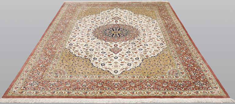 A silk Qum carpet, ca 295 x 195 cm.