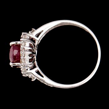 RING, 10 k vitguld, rubin 3.15 ct, briljantslipade diamanter tot 0.70 ct.