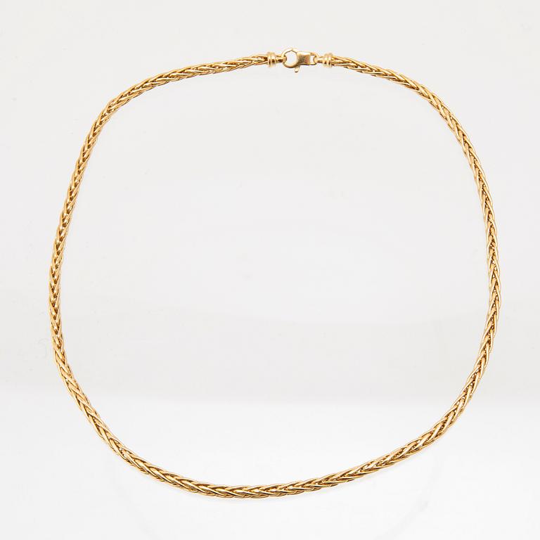 Necklace herringbone chain in 18K gold.