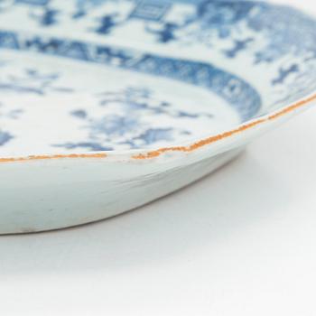 A blue and white porcelain serving dish, Qianlong (1736-95) China.