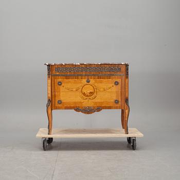 BYRÅ, sk Haupt-kopia, gustaviansk stil, 1900-tal.