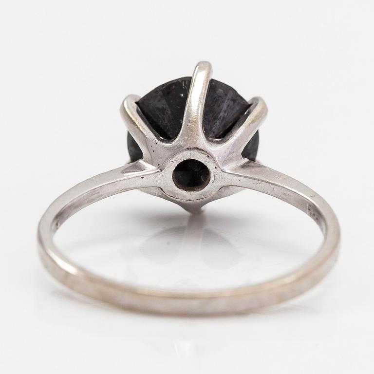A 14K white gold ring with a solitaire black diamond ca 2.75 ct.