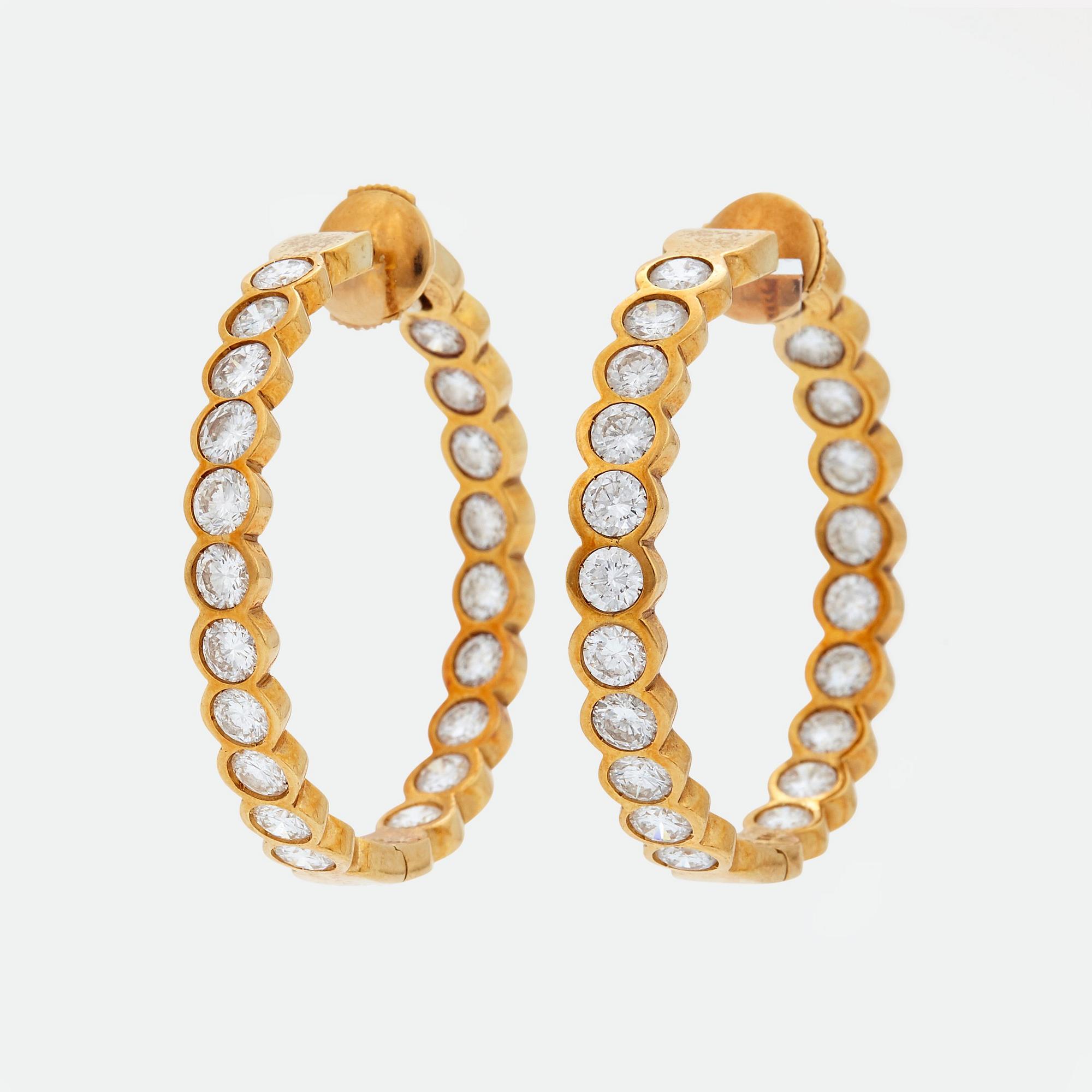 A PAIR OF EARRINGS.
