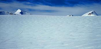 15. FOTOGRAFI, "Glaciären Oarjep Oalgásjjiegna i Sarek, April". Claes Grundsten. Skänkt av konstnären.