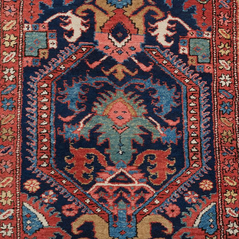 GALLERIMATTA, semiantik Azerbadjan, ca 545,5 x 102,5 cm (samt en kortsida med 2 cm slätväv).