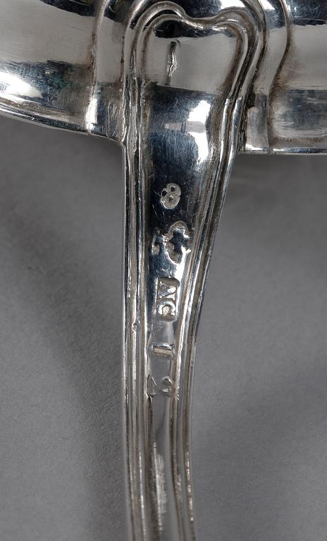 SOCKERSKÅL MED STRÖARE, silver, empir, Johan Carlsson, Norrköping, 1817, samt Anders Casterman dy, Eksjö, 1791. Tot 679g.