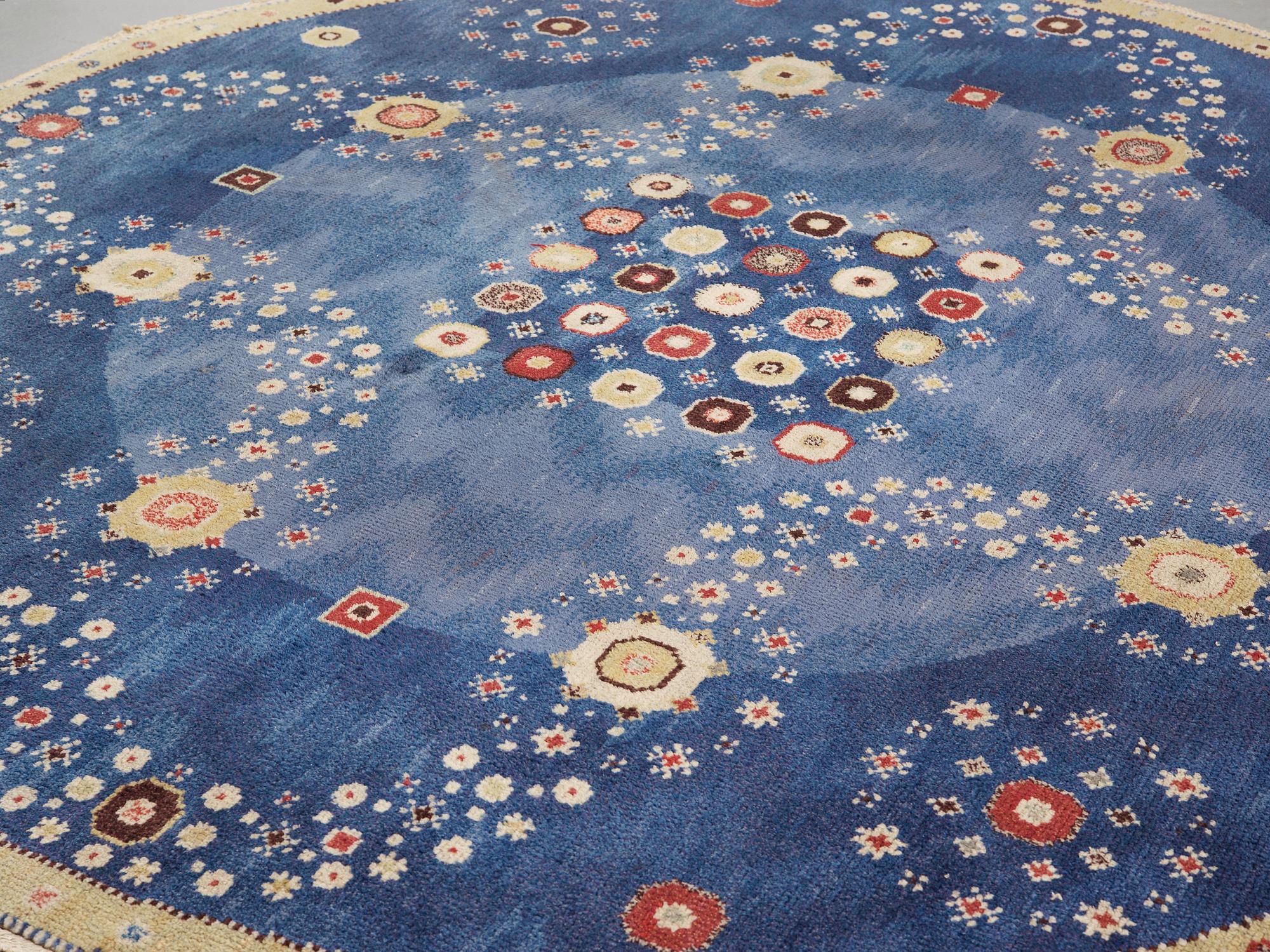 Barbro Nilsson, MATTA. "Blå rabatten". Rund. Flossa. Diameter 291-302 cm. Märta Måås-Fjetterström AB, Barbro Nilsson. Osignerad.