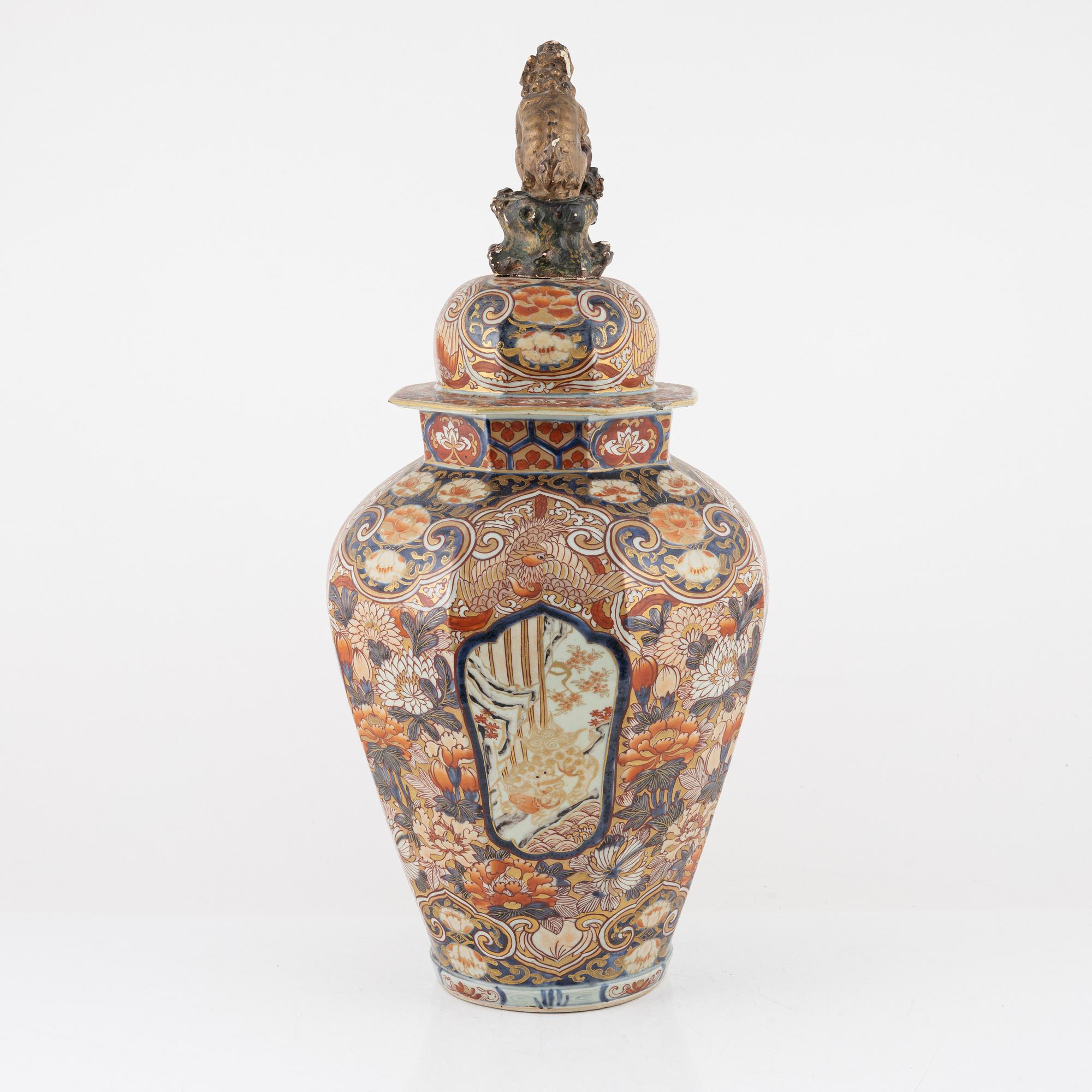 A lidded Imari urn, Japan, Meiji (1868-1912).