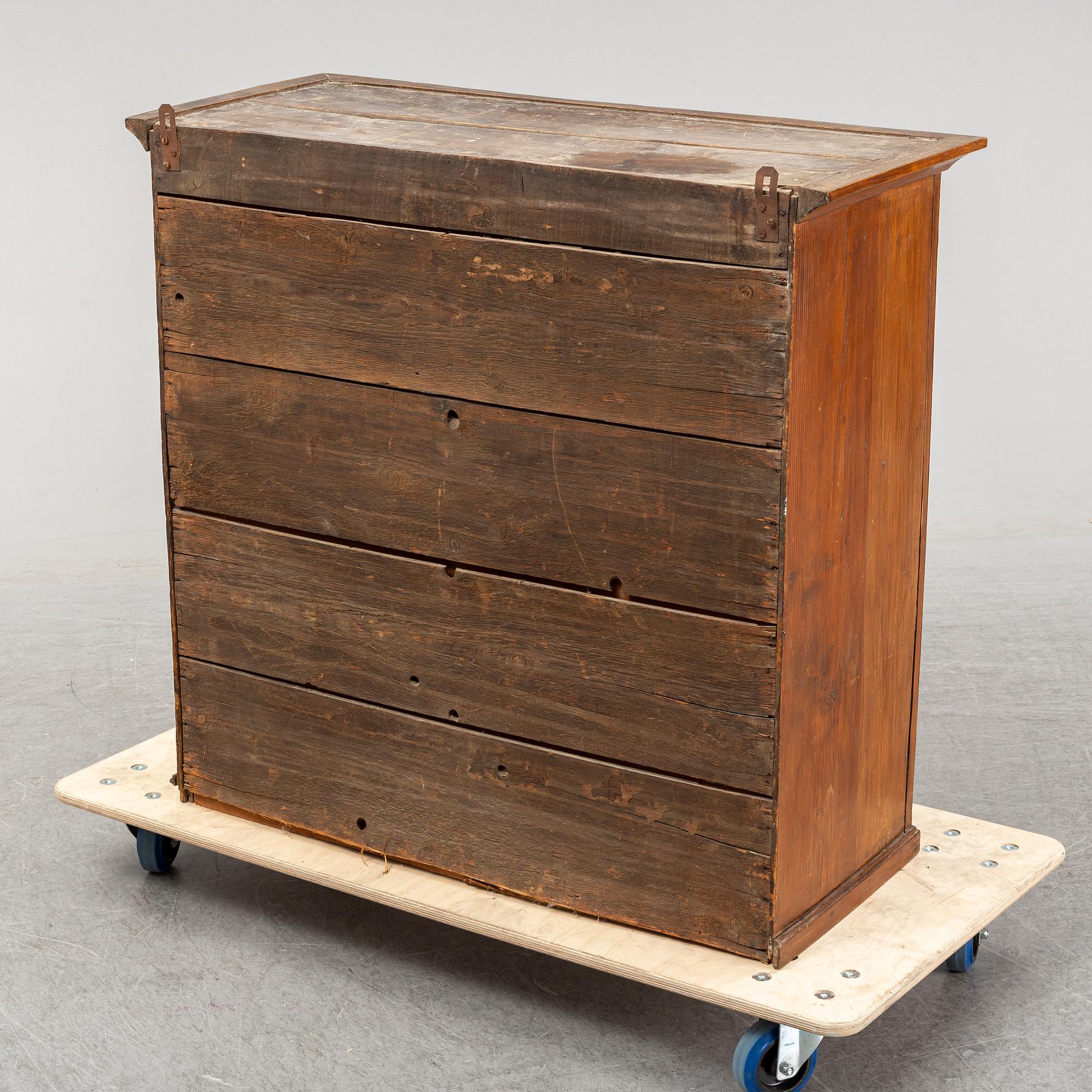 A display cabinet from the first half of the 19th century.