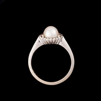 RING, 14K vitguld, pärla, 8/8-slipade diamanter. Kultakönni, 1972. Vikt ca 3,8 g.