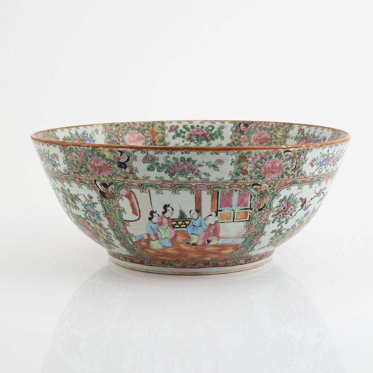 A porcelain Rose Medallion Canton bowl, China, 19th century.
