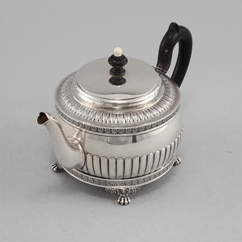 TEKANNA, silver, C G Hallberg, Stockholm, 1899. Vikt 406 g.