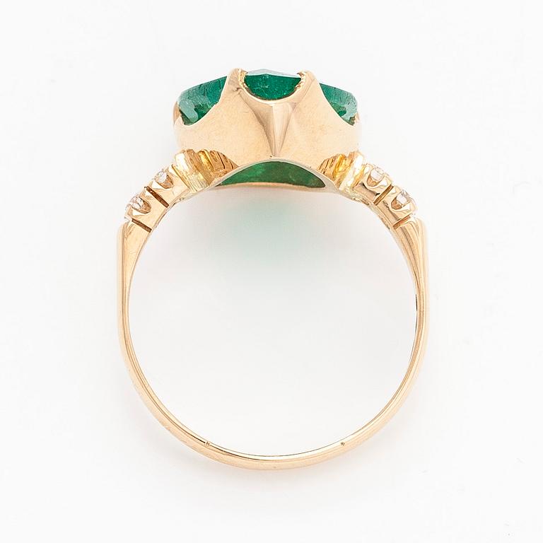 Ring in 18K gold, with a pear-cut emerald and diamonds. With IGI certificate.