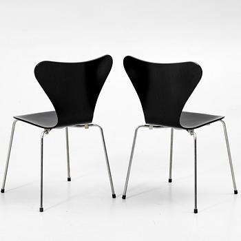 Arne Jacobsen, Chairs, a pair, "Series 7", Fritz Hansen, Denmark, 2000s.