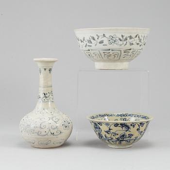 A set of two blue and white bowls and a vase, Thailand, 18th Century.