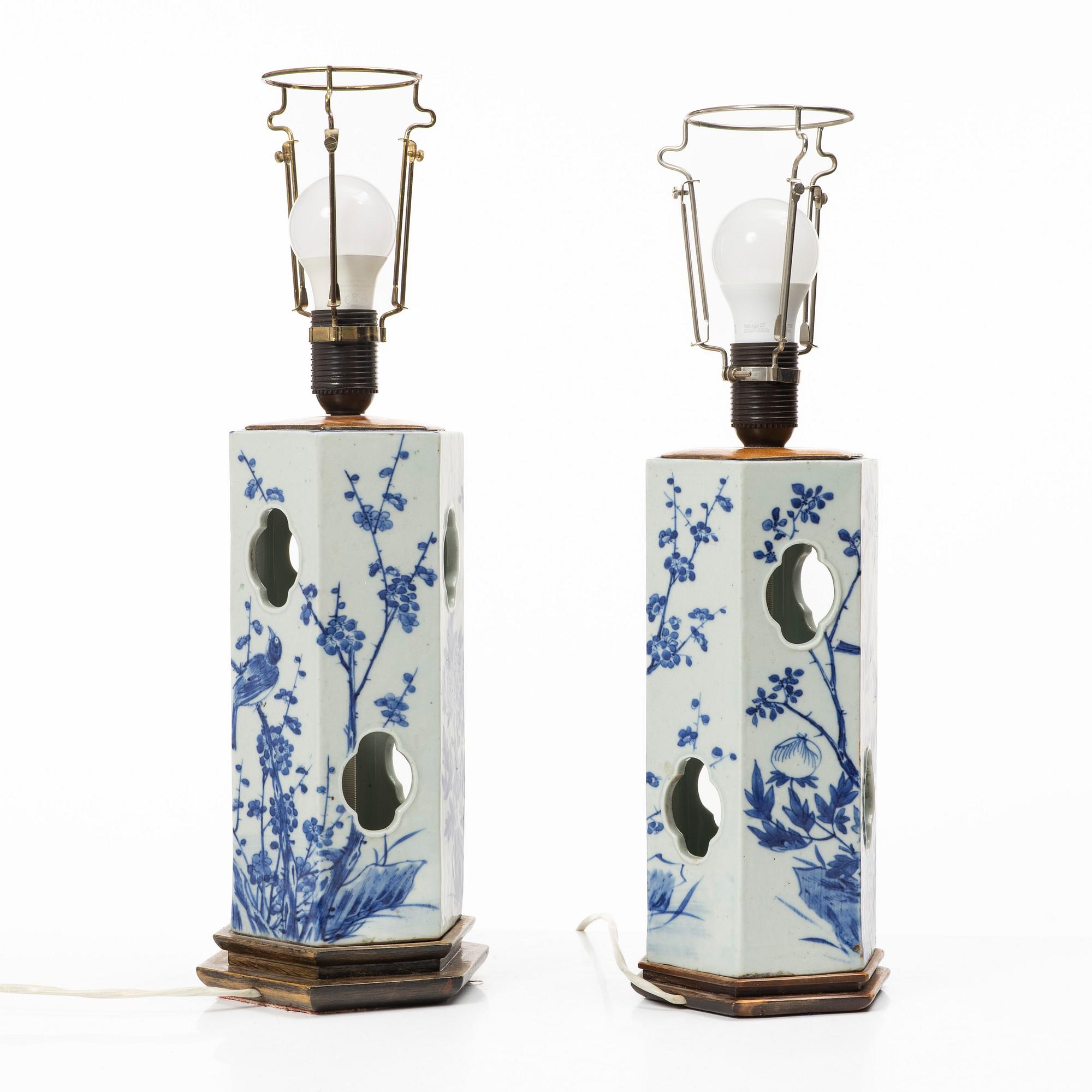 Bordslampor/lyktor, ett par, porslin. Sen Qingdynasti.