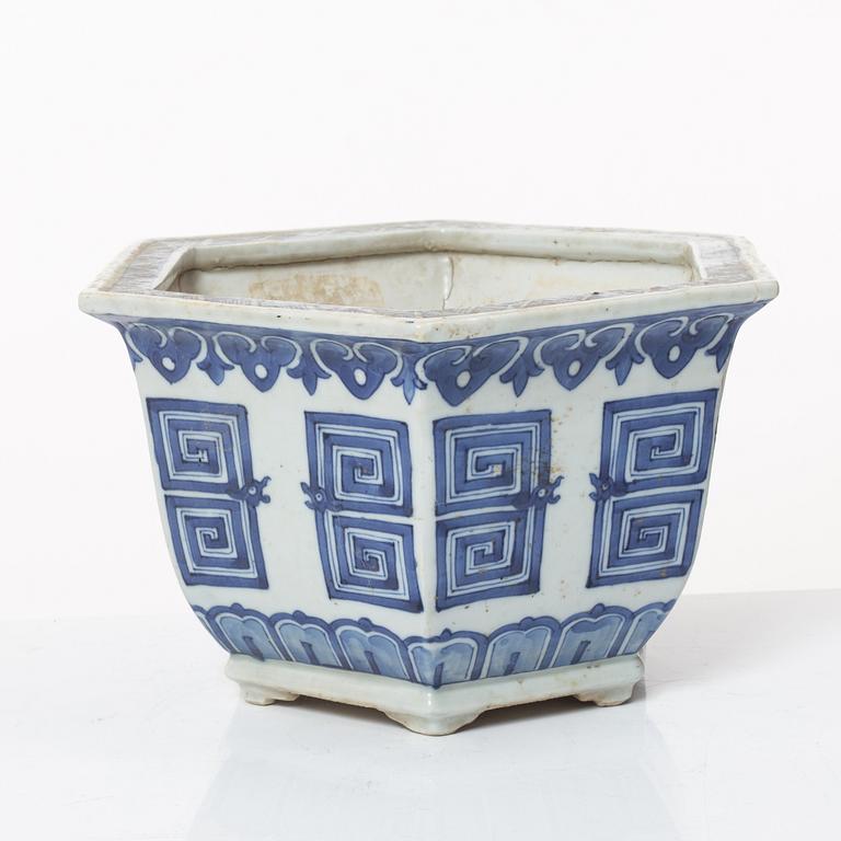A blue and white flower pot, Qing dynasty, 19th century.