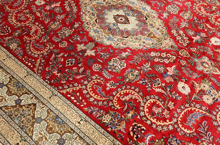 A Keshan carpet, approx. 415 x 300 cm.