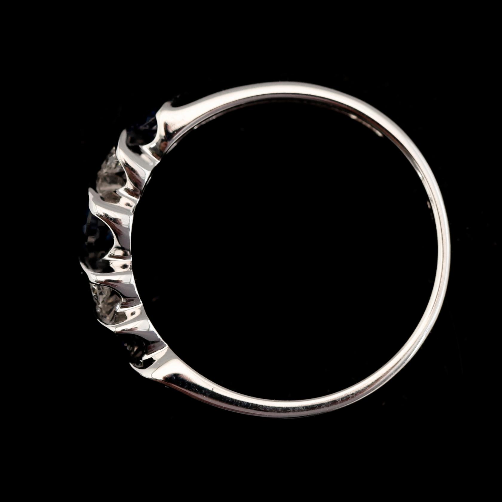 RING, 10K guld, diamanter tot ca 0.08 ct. och safirer. Total vikt ca 1,5 g.