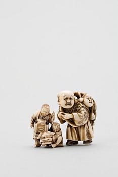 NETSUKE, 2 st, ben, Japan, sannolikt Meiji (1867-1911).