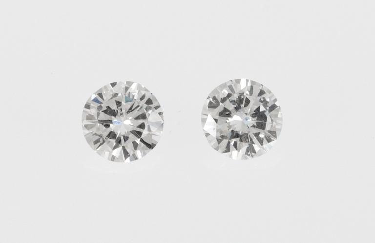 BRILJANTSLIPADE DIAMANTER, 2 st, 0.25 ct vardera, oinfattade.