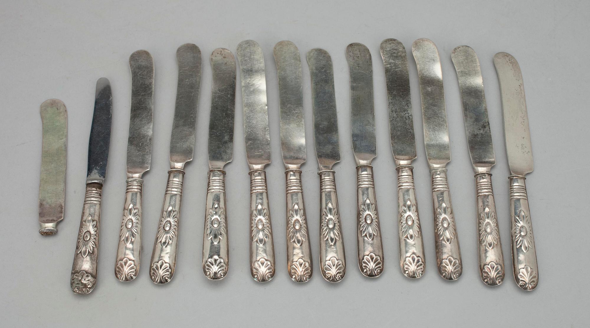 SMÖRKNIVAR 12 st, silver, Fredrik Tiander, Lovisa, Finland 1846. Tot. vikt ca 462 g.