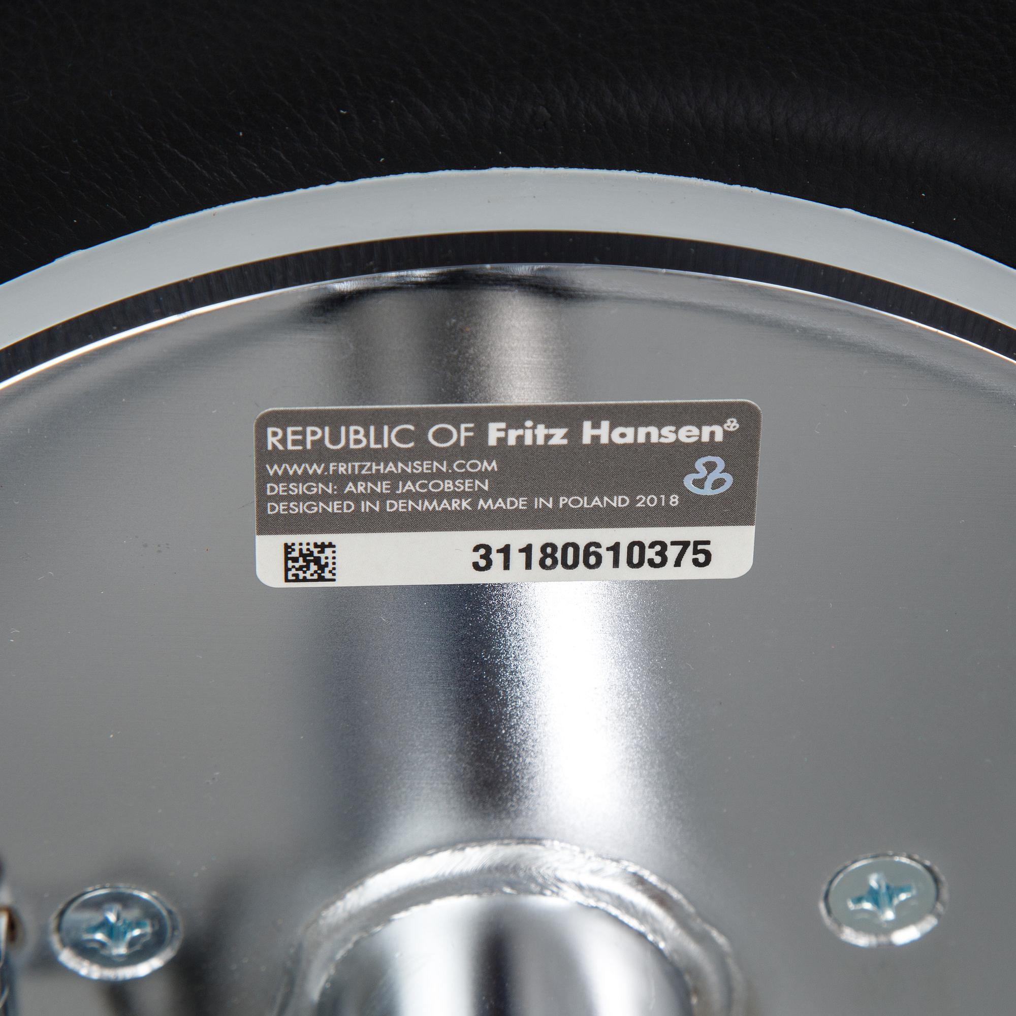 A 'Serie 7' swivel office chair by Arne Jacobsen for Fritz Hansen.