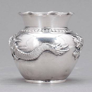 VAS, silver, Shanghai, 1900-talets början. Vikt 97 gram.