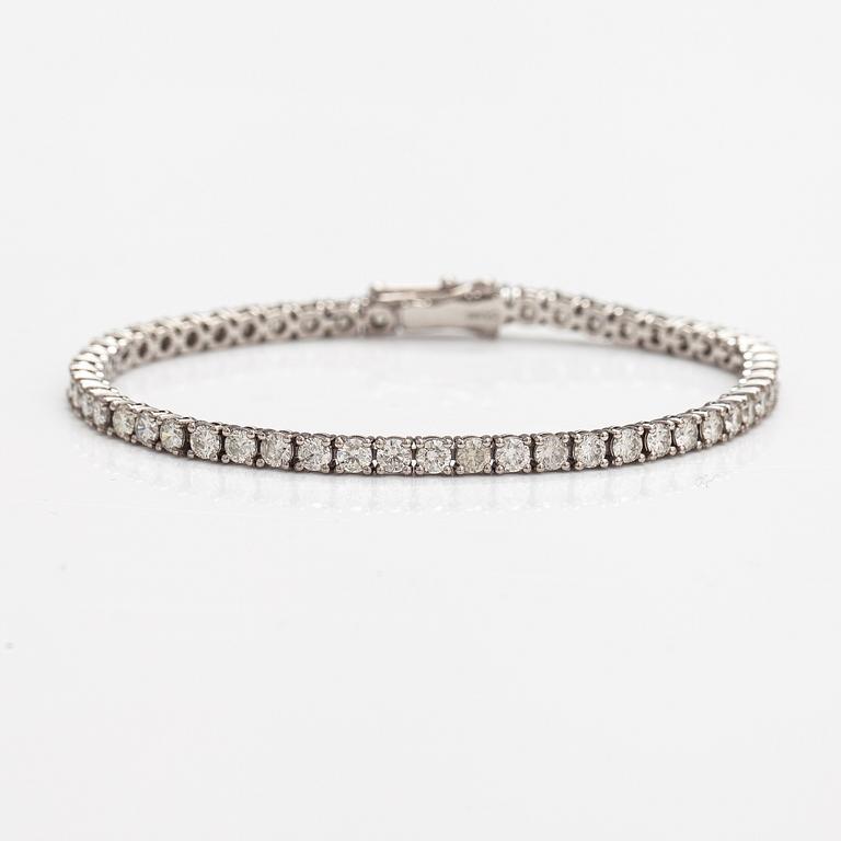 A 14K white gold tennis bracelet with diamonds ca. 5.20 ct in total. With AIG certificate.