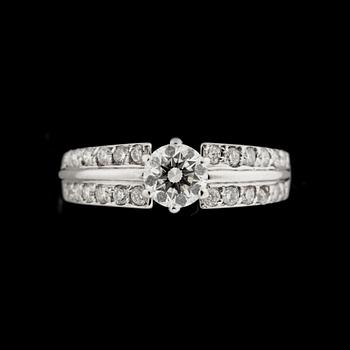 RING, 18 k vitguld med briljantslipad diamant ca 0.60 ct. Totalt ca 1.00 ct. Vikt ca 3 g.