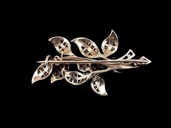BROSCH, silver, baksida i guld med diamanter. Vikt 8g.