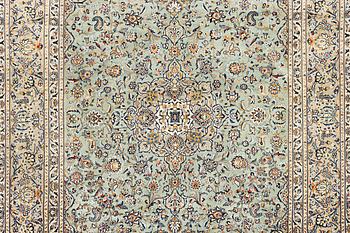 A Kashan carpet, c. 402 x 293 cm.
