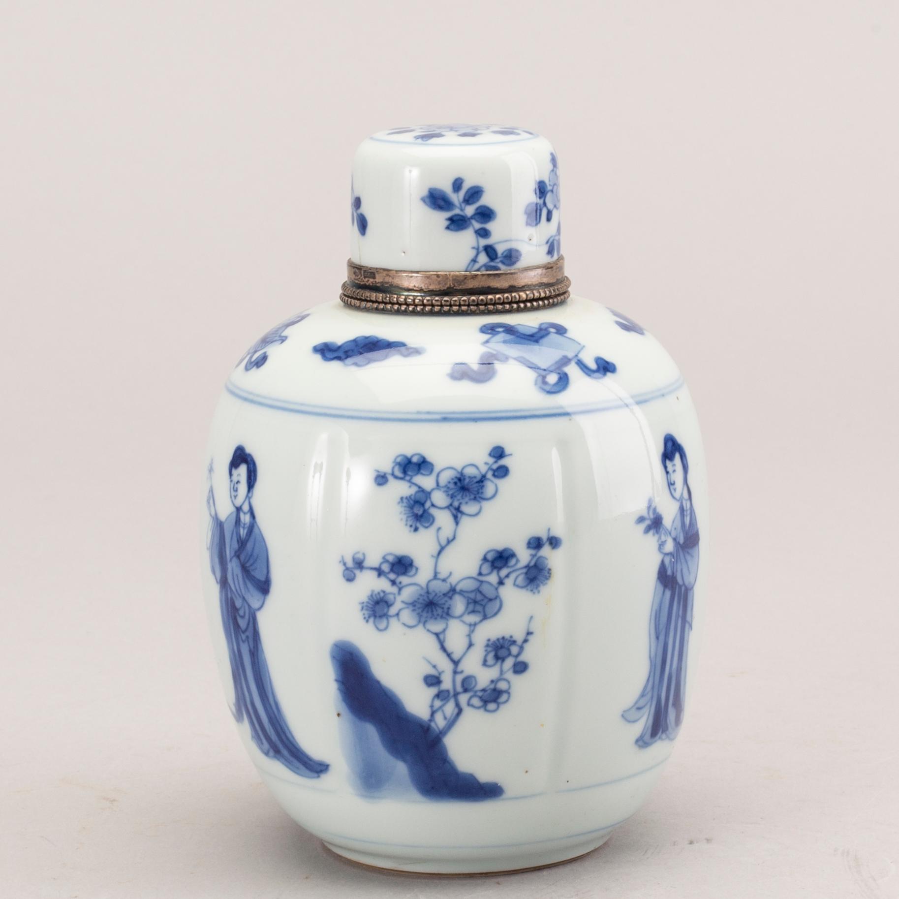 Tedosa med lock, porslin. Qingdynastin, Kangxi (1662-1722).