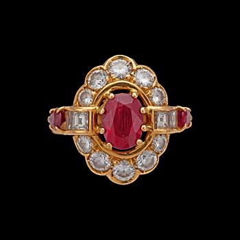 850. A ruby and carré- and brilliant cut diamond ring, tot. app. 1.80 cts.
