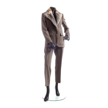 GUCCI, a two-piece suit consisting of jacket and pants.