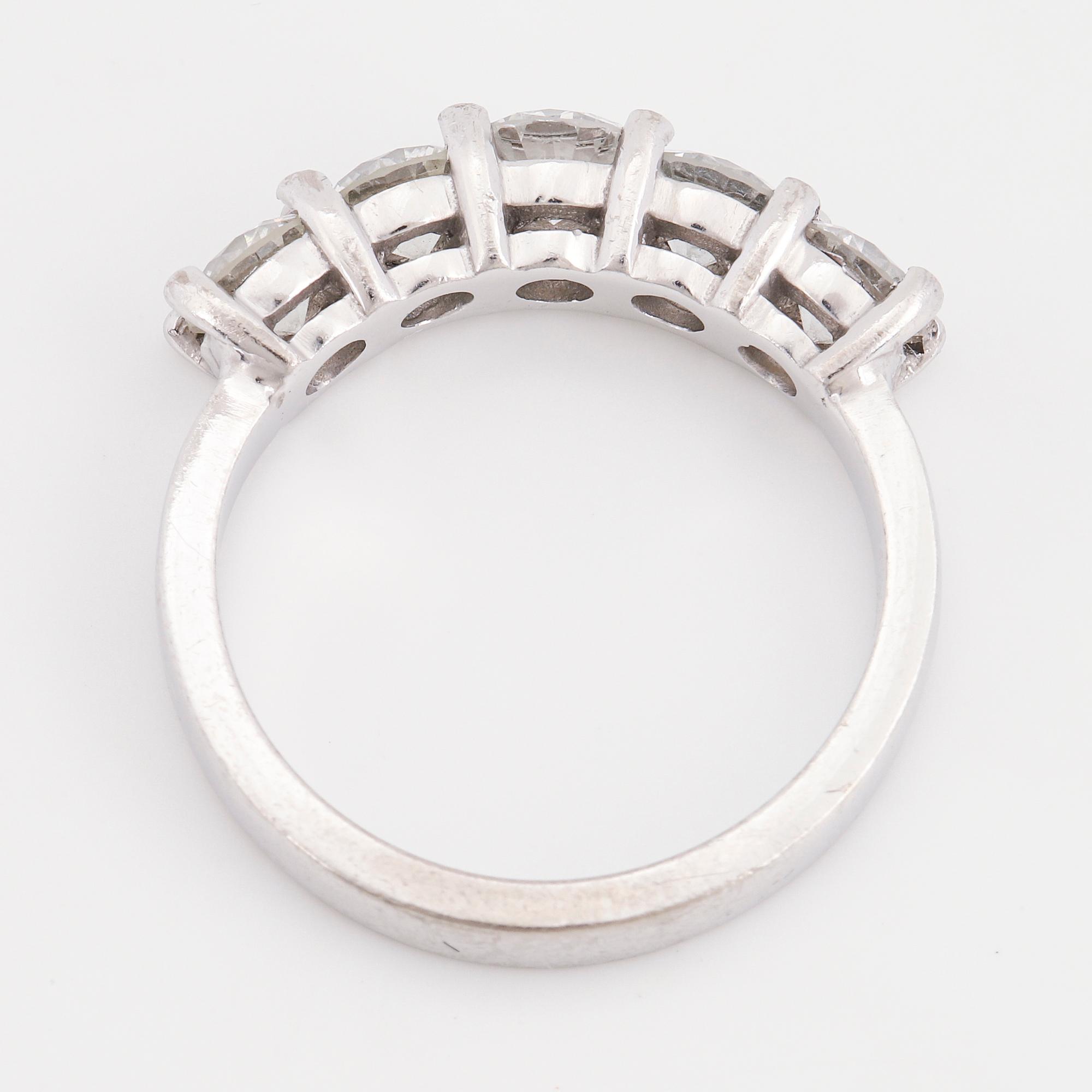 Brilliant-cut diamond white gold ring.