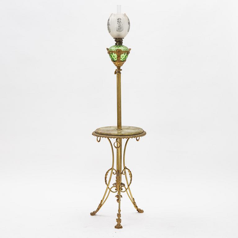 Golvfotogenlampa, mässing med bordsskiva i onyx, omkring 1900.