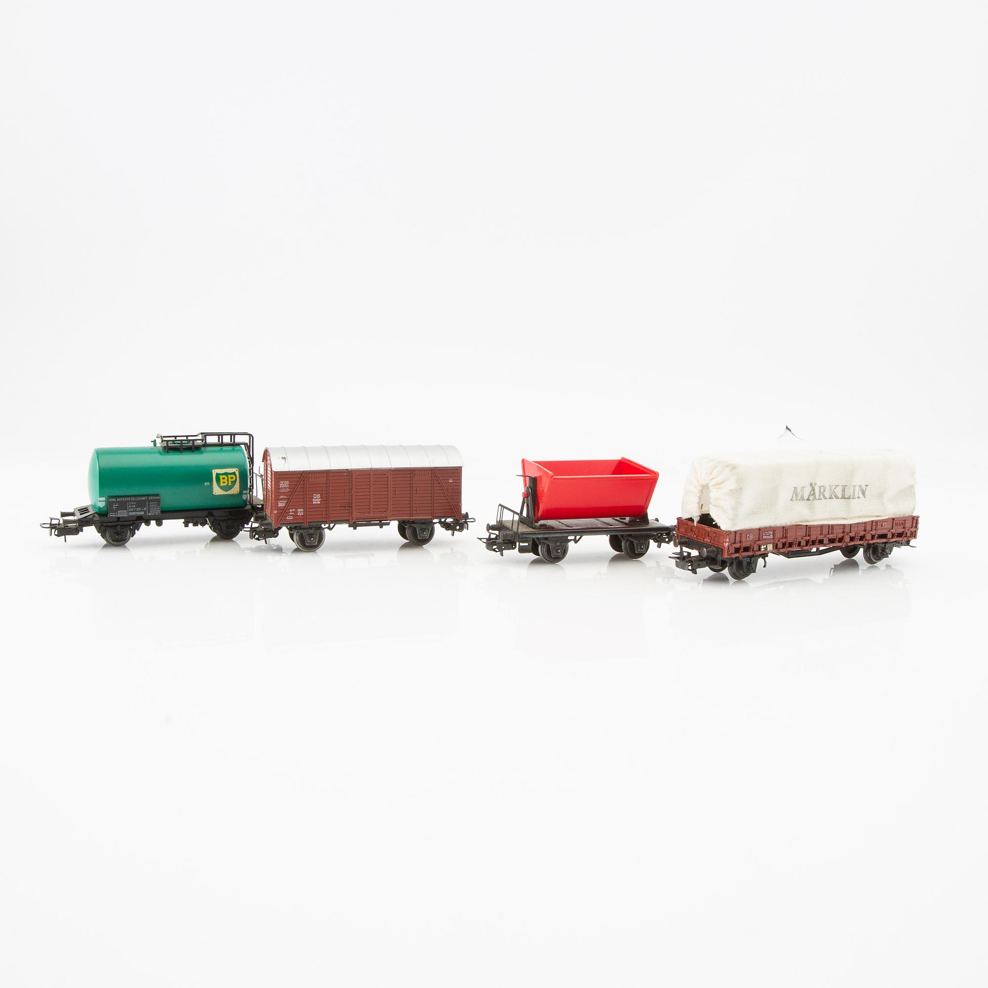 Märklin, 5 st. lok, bl a modell 3048 och 3043, 6 vagnar av olika modell.