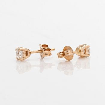 Earrings in 14K gold set with brilliant-cut diamonds.