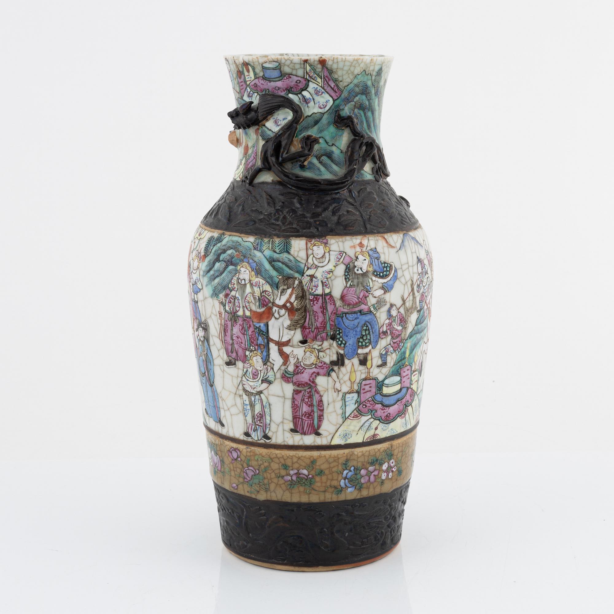 A Chinese porcelain vase and a Japanese Ming-style bowl, around the year 1900.