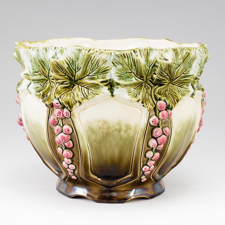 An Art Nouveau majolica plant pot, circa 1900.