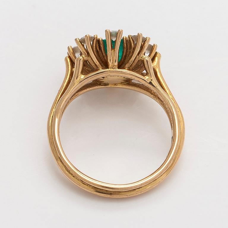 Ring, faceted emerald, brilliant cut diamonds, 18K gold, Stockholm 1982.