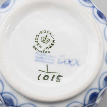 KAFFESERVIS, 33 delar, porslin, "Musselmalet", Royal Copenhagen, 1900-talets andra hälft.