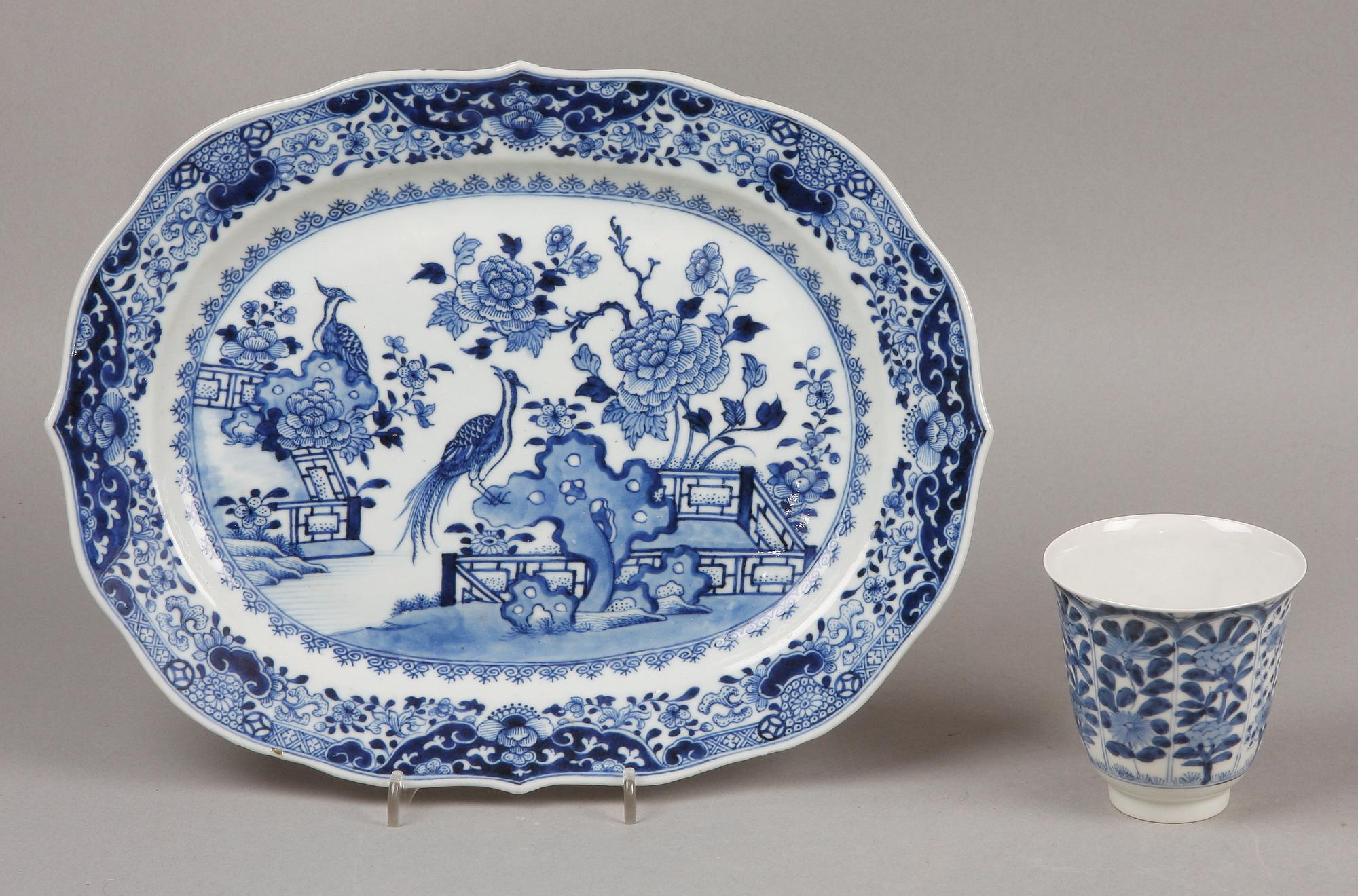 STEKFAT SAMT BÄGARE, porslin, Kina, 1800/1900-tal.