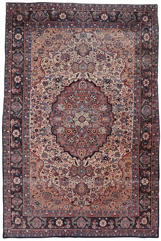 Matto, an antique Teheran probably, ca 317,5-319 x 206,5-215,5 cm.